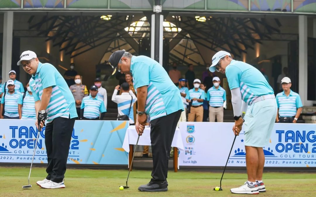 Meriahkan HUT ke-14, Wali Kota Benyamin Davnie Buka Turnamen Golf