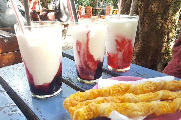 Yoghurt Cisangkuy, Kuliner Legendaris dari Bandung yang Bikin Ketagihan