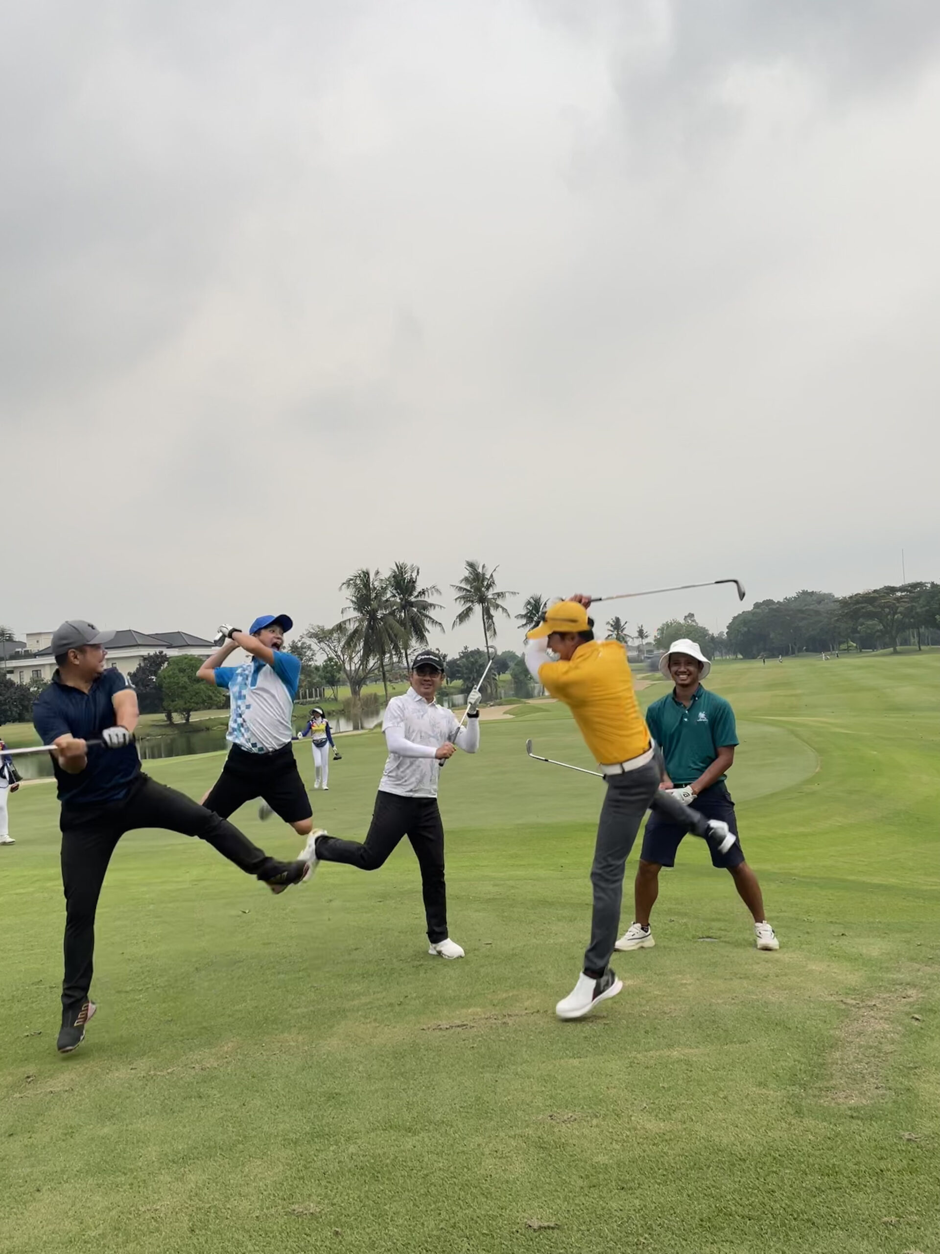 Leo bersama temanteman saat golf