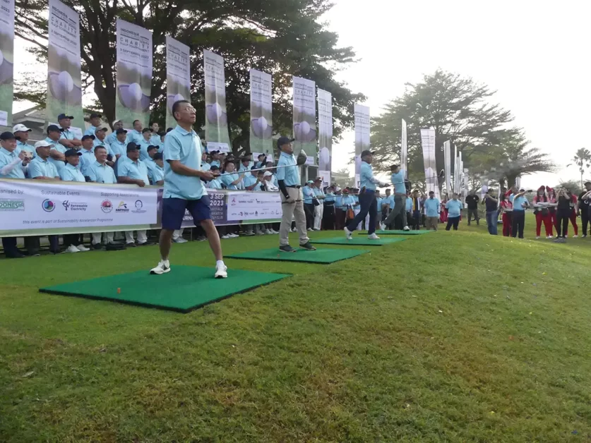 Pemukulan bola asap pada Charity Golf Tournament IEE Series 2023