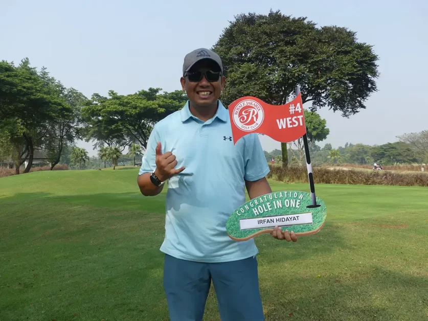 Irfan Hidayat mendapatkan Hole in One di hole 4 west di Royale Jakarta GC
