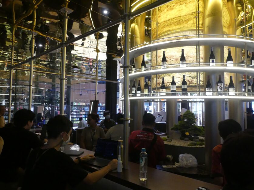 TOPGOLF Premier Golfer's bar