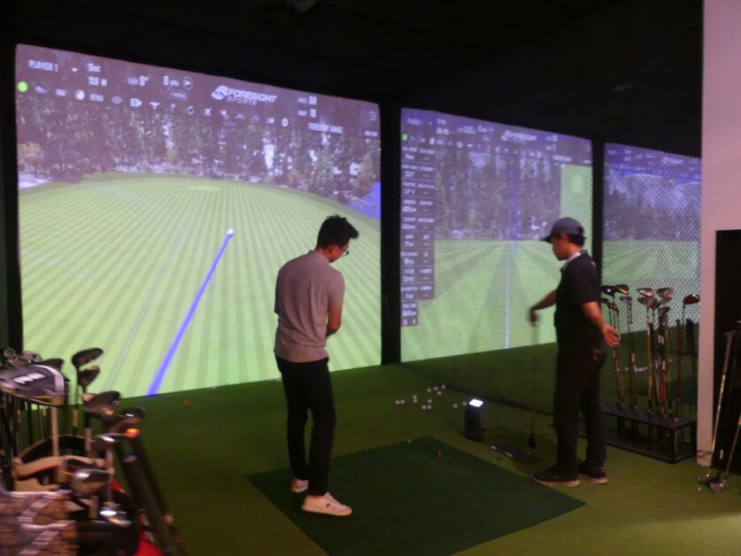 TOPGOLF Premier dilengkapi simulator dengan teknologi terbaru yang canggih