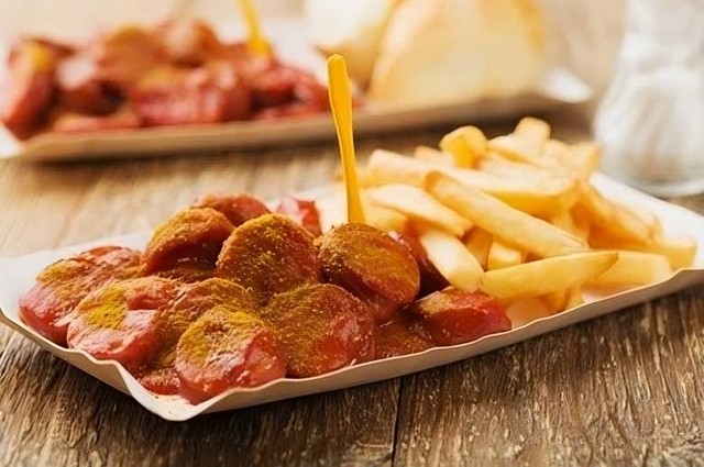Currywurst Rasa yang Meresapi Sejarah Jerman dan Sosok Herta Heuwer