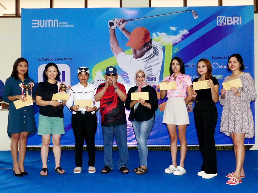 Sulistiyo Raharjo memberikan apresiasi berupa uang tunai kepada ladies golfer yang mengikuti turnamen Golfin Series 2 di Semarang