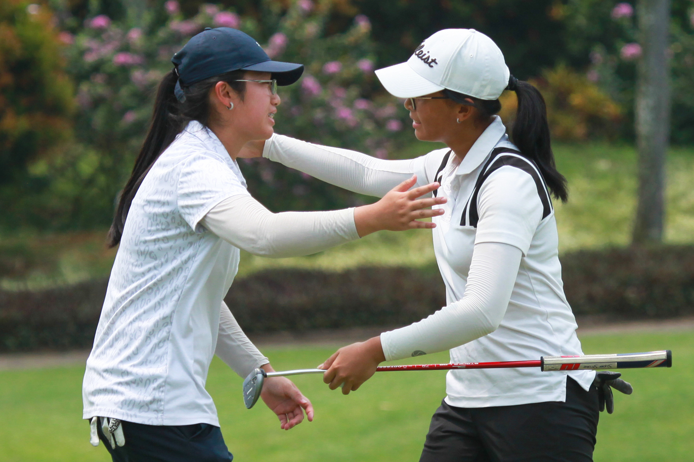 Gemilau Joanne Kurnia dan Maureen Shavelle Yose