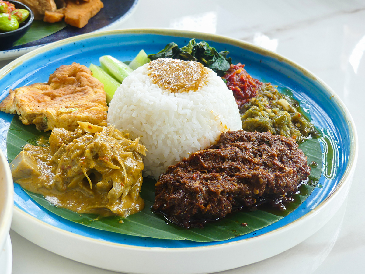 Nasi Padang Rendang di restoran Gading Raya Golf Club