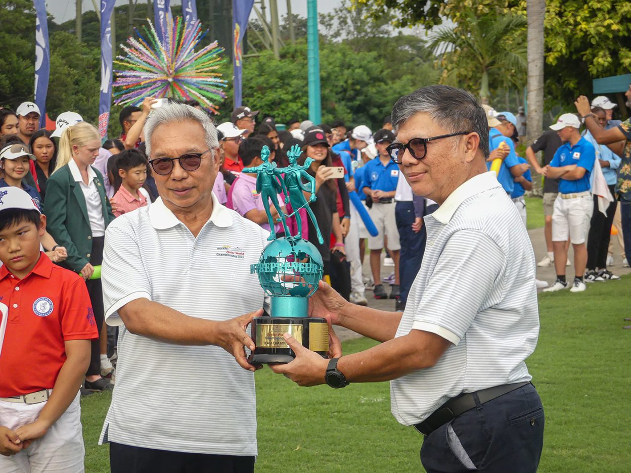 Serah terima Piala MCGJWC pada Opening Ceremony