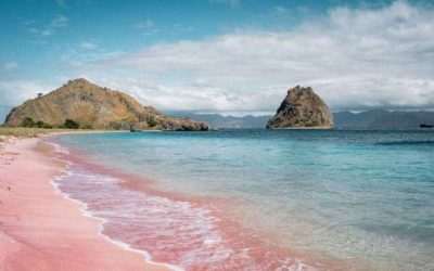 Pink Beach Labuan Bajo Dinobatkan Pantai Tercantik di Dunia 2025
