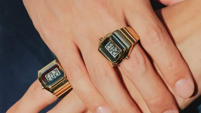 Timex x MM6 Maison Margiela, Jam Digital Klasik yang Bereinkarnasi Menjadi Cincin Emas Futuristik