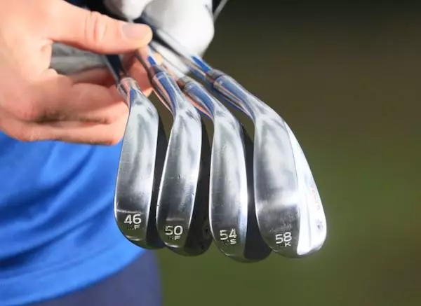 Wedge 54 atau 56? Selisih 2 Derajat yang Bisa Mengubah Short Game Anda