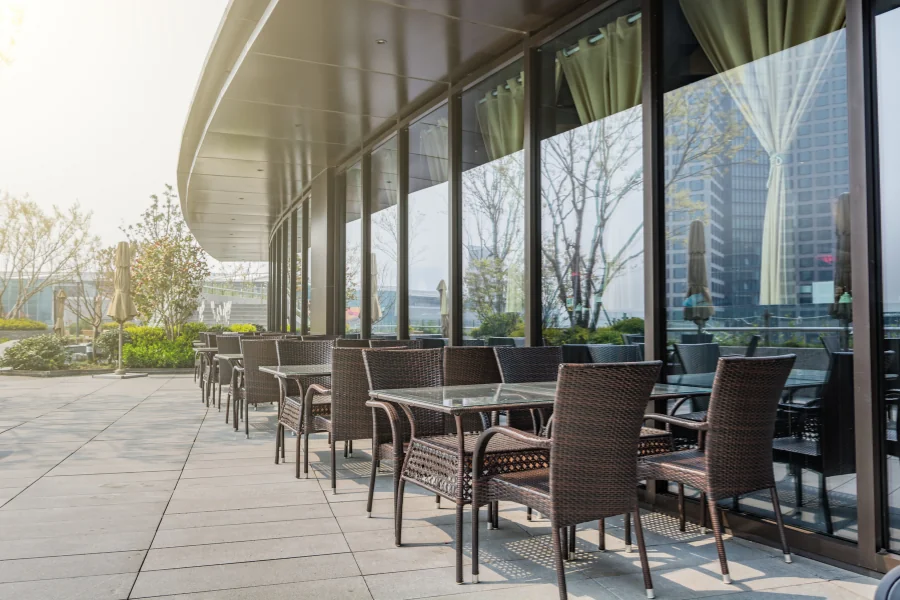 Ngopi Sambil Lihat Fairway: 5 Cafe Outdoor Surabaya Barat yang Adem & Bikin Betah